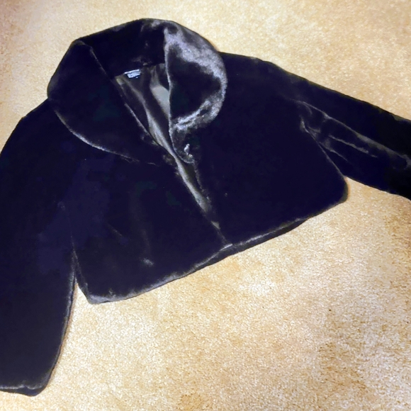 Elegant Black Cropped Faux Fur Jacket - Picture 1 of 2